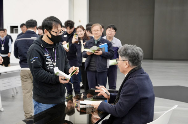 곽재선 KGM 회장, 설 명절 앞두고 본사서 '북 콘서트'