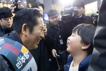 '설 민심 잡아라'…귀성인사 나선 與, 도시락 꾸러미 나눈 野
