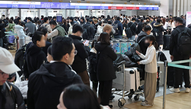 가시거리 200m 짙은 안개…일부 항공편 이착륙 지연
