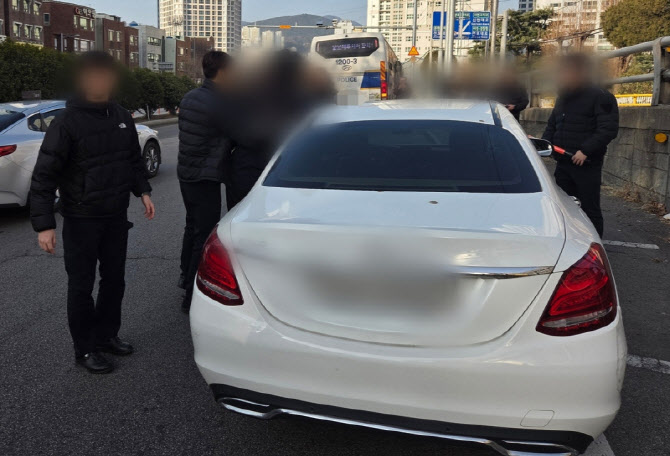 경찰 기동대 버스 앞에서 '비틀'…만취 운전 30대 남성 검거