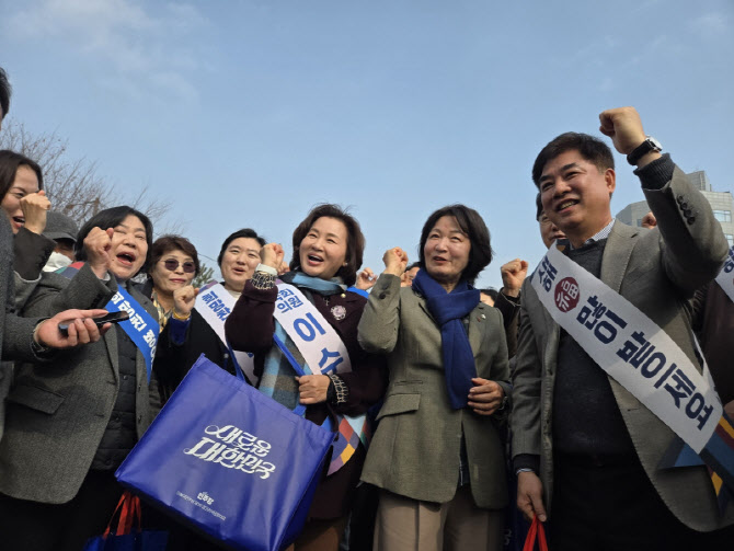 '명심 잡아라' 모란시장 찾은 추미애·한준호