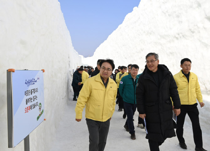 [포토] 대관령 눈꽃축제장 현장 점검하는 김광용 재난안전관리본부장