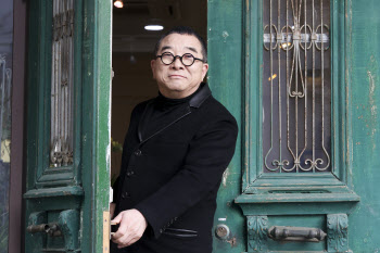 남몰래 붓질 30년…이제야 화폭에 '못다 핀 꽃 한 송이' 피웁니다①