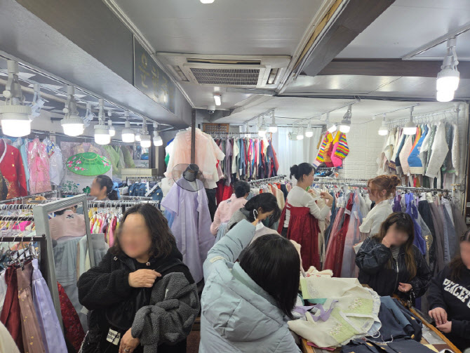 "중고 한복 사러 광장시장 가요"…한복의 매력에 빠진 MZ 여성들