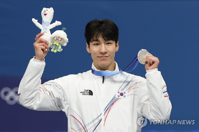 '3회 연속 메달' 황대헌, 논란 꼬리표 떼고 실력으로 증명