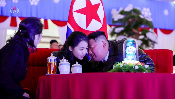 “김주애vs 김여정, 北김정은 일가 권력 투쟁 가능성”
