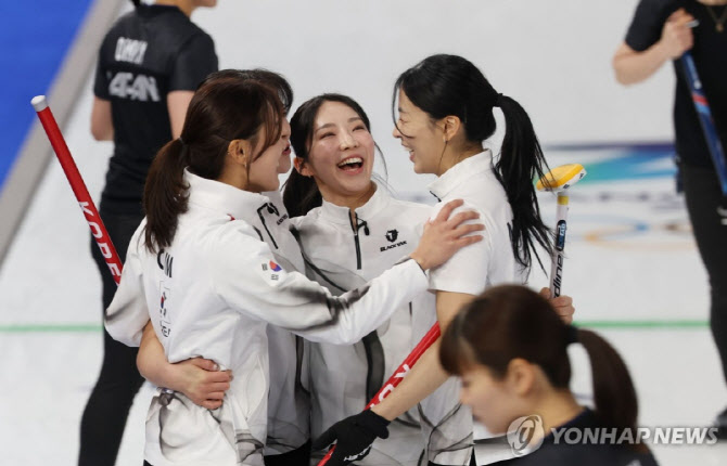 '승부수 통했다' 한국 여자 컬링, 일본 꺾고 4강행 불씨