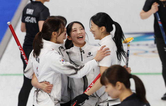 '승부수 통했다' 한국 여자 컬링, 일본 꺾고 4강행 불씨