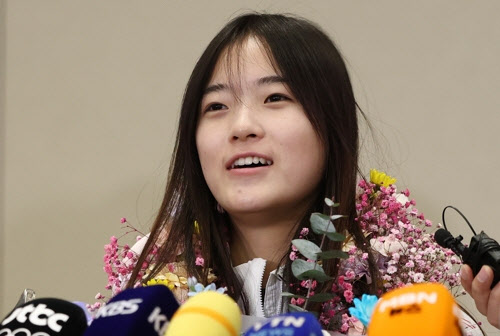 '금메달 걸고 금의환향' 최가온 ""두쫀쿠·마라탕 먹고 싶어요"