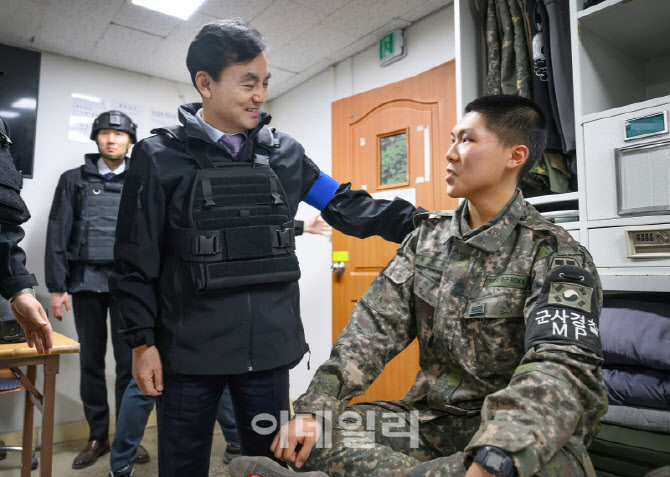 [포토]안규백 국방부장관, 육군 25사단 장병 격려