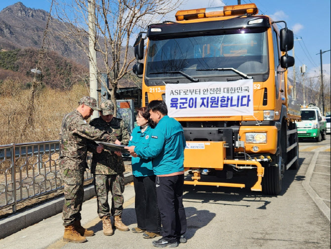 육군 6사단 장병들, 명절 연휴에도 돼지열병 방역 '구슬땀'