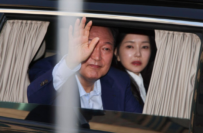 윤석열·김건희, 독방서 설 맞이 '떡국' 먹는다…가족 면회 어려워