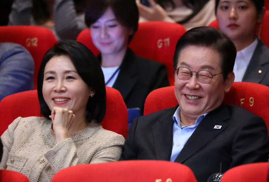 "일단 비밀" 李대통령 부부 관람 영화는...강훈식은 "고향 친구 신작"