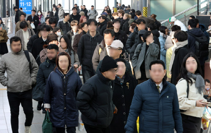 [포토]귀경객으로 북적이는 서울역