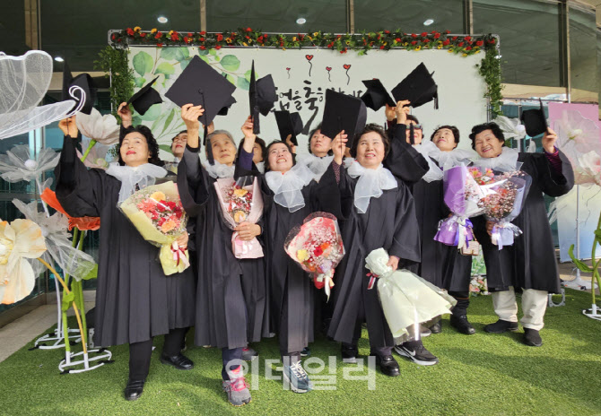 [포토] 관악구 성인 문해교실, 늦깍이 졸업식