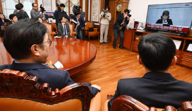 [포토]우원식 국회의장, 윤석열 전 대통령 선고 시청