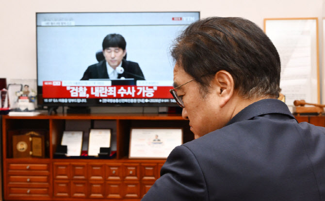 [포토]우원식 국회의장, 윤석열 전 대통령 내란수괴 혐의 선고 시청