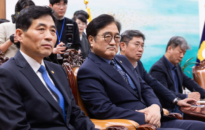 [포토] 의장실에서 윤석열 1심 선고 방송 시청 준비하는 우원식 의장
