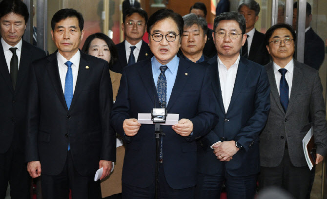 [포토]윤 대통령 선고에 대한 입장 밝히는 우원식 국회의장