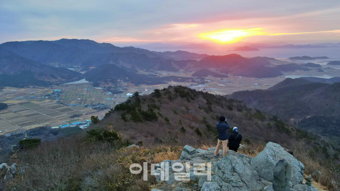억만 부처가 굽어보는 능선 따라가니…'엄지 척' 반기는구나