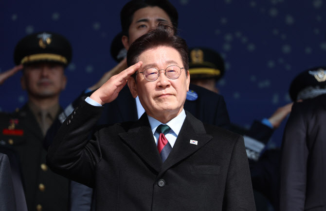 [속보]李대통령 “육·해·공군사관학교 통합, 미래 전장 주도 인재 양성”