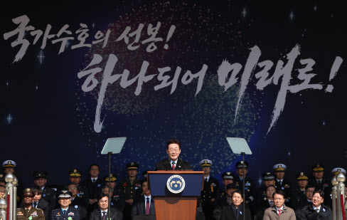 李대통령 “첨단무기체계 전폭 투자…스마트 정예 강군 만들겠다”