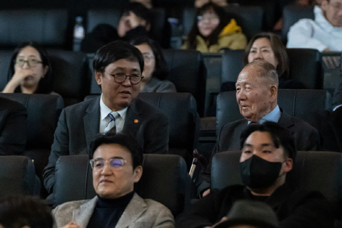 '88세 신인 감독' 김동호… 첫 연출작에 최휘영·박보검 기립박수