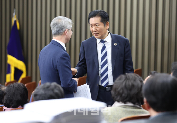 [포토]정책의원총회, '대화하는 정청래-민형배'