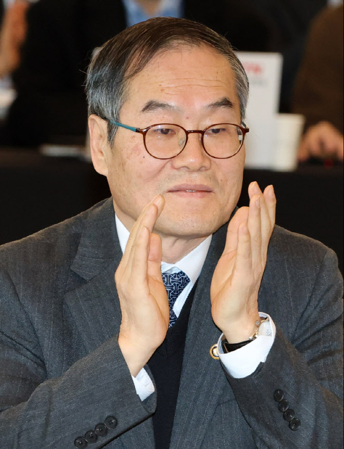 [포토]박수치는 이용철 방위사업청장