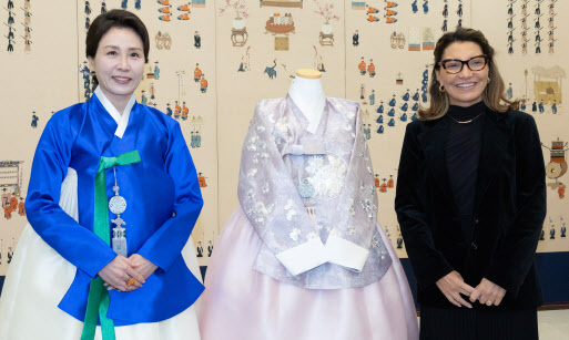 한복 '깔맞춤'에 우정 나눈 한·브 영부인들