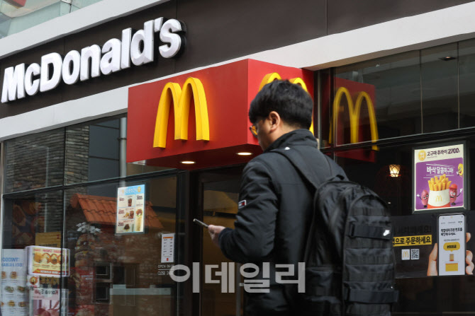 원가부담 속 엇갈린 가격정책…글로벌 브랜드↑ vs 국내 브랜드↓