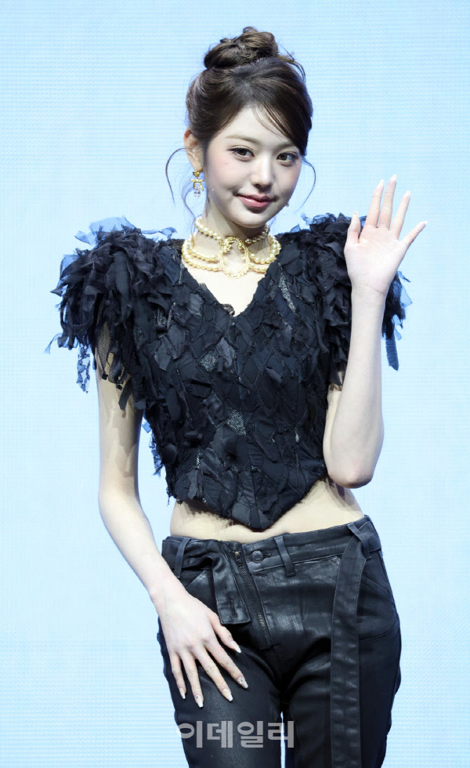 [포토]아이브(IVE) 장원영, '눈맞춤에 깜짝'