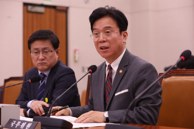 [포토]질의에 답하는 김영훈 장관