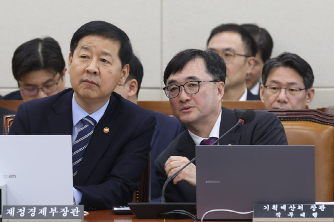 [포토]대화 나누는 구윤철 부총리-임기근 장관 직무대행
