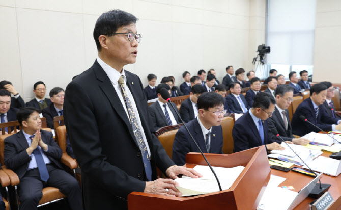 이창용 총재 “외환보유고 운영, 외부 전문가 영입해 투명성 개선”