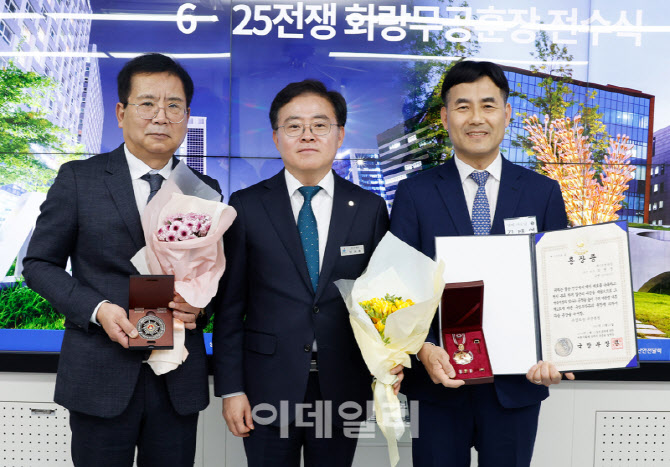 [포토] 화랑무공훈장 전수하는 진교훈 강서구청장