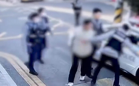 3층 옥상서 에어컨 실외기 '투척'…"화가 나서 그랬다"