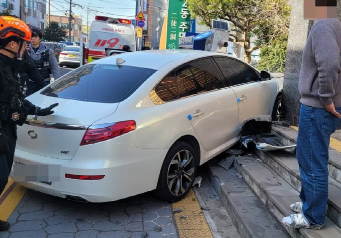 승용차가 주민센터로 돌진..80대 운전자 부상