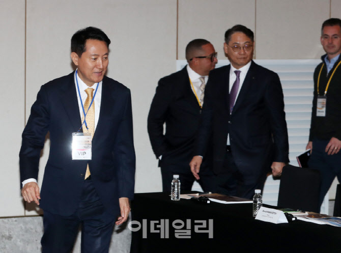 [포토] 한강버스 포럼 참석하는 오세훈 시장