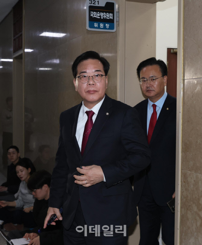 [포토]한병도 원내대표와 회동, '운영위원장실 나서는 송언석 원내대표'