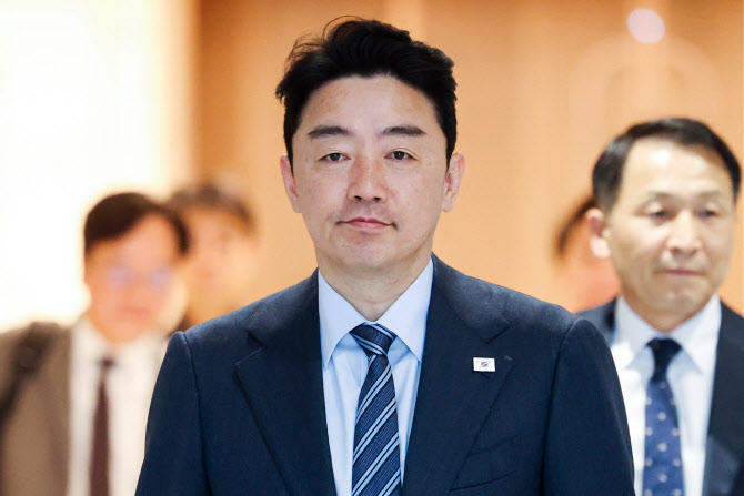 방산·AI 협의 차 UAE로 출국…강훈식 “실질 성과 만들겠다”