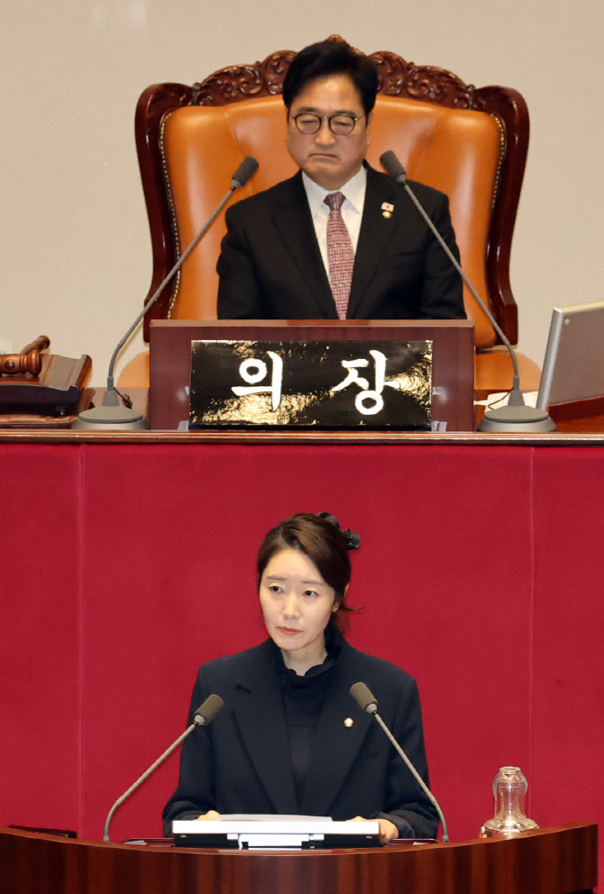 [포토]체포동의안 앞두고 신상발언하는 강선우 의원