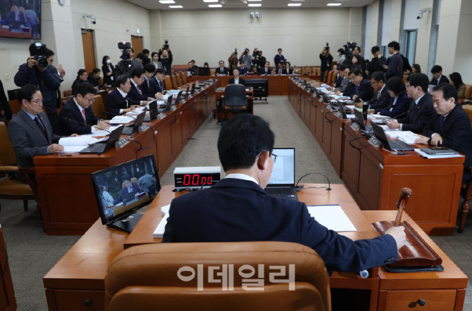 與野 강대강 대치 후폭풍…대미특위, 법안상정도 못하고 또 파행