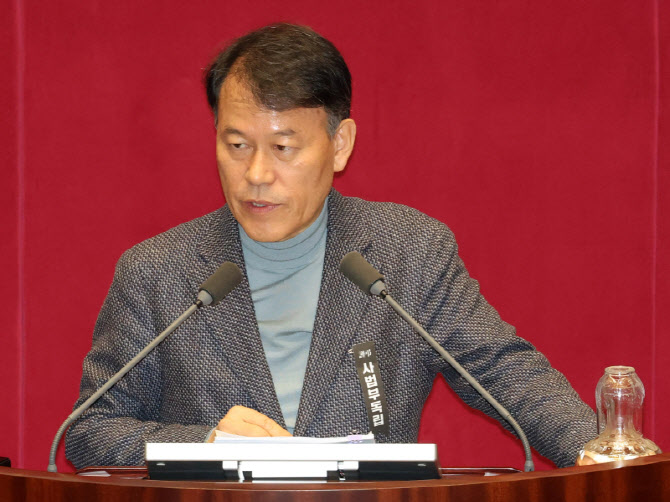 [포토]상법 일부개정법률안 무제한 토론시작하는 윤한홍 의원