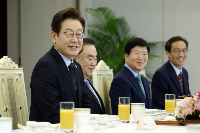 李, 오늘 민주당 상임고문단과 오찬…민생·경제 해법 경청