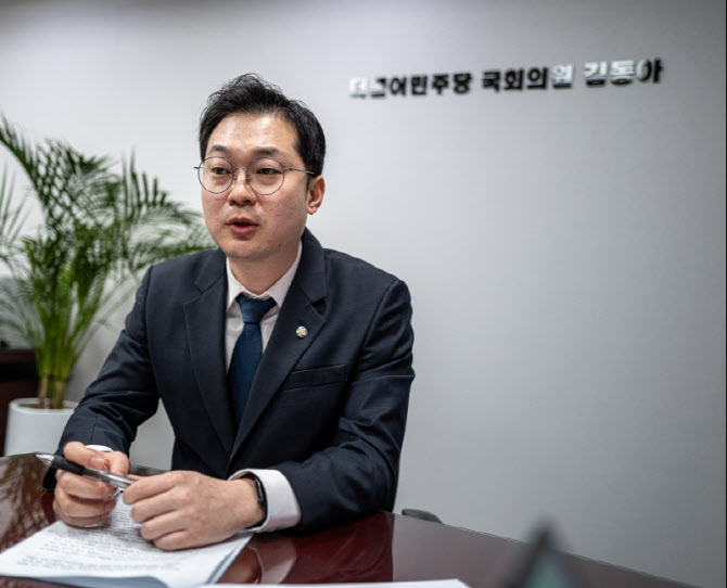 "대형마트vs전통시장 구도 탈피…온·오프 상생 생태계 조성 나서야"