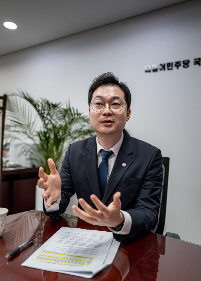 "현 유통법은 '쿠팡 보호법'…새벽배송 규제 풀어 쿠팡 독점 무너뜨릴 것"