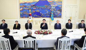 李, 상임고문단과 오찬…“통합 국정 여전히 부족”