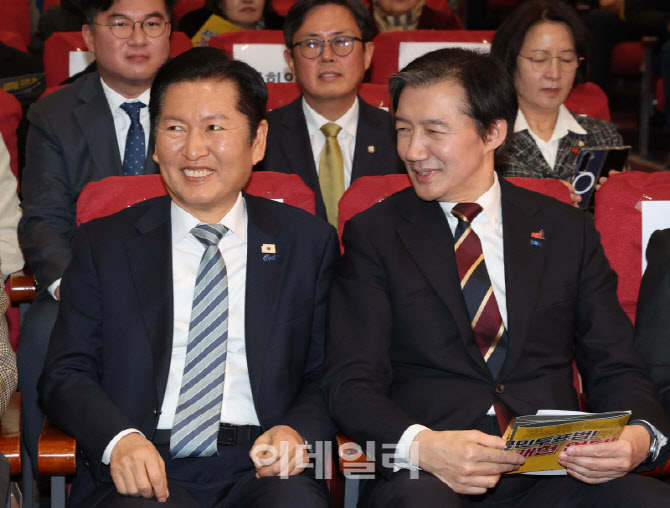 [포토]미소 보이는 정청래-조국