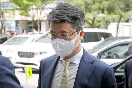 "법카로 직원 선물 구매 횡령?"…박현종 전 bhc 회장 첫 재판서 부인